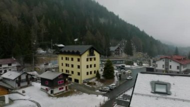 Kışın İsviçre 'nin ünlü Alp kayak merkezinin havadan görünüşü, karla kaplı binalar ve yamaçlar, açık mavi gökyüzü - yukarıdan Alp dağlarının manzarası, Avrupa.