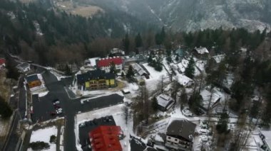 Kışın İsviçre 'nin ünlü Alp kayak merkezinin havadan görünüşü, karla kaplı binalar ve yamaçlar, açık mavi gökyüzü - yukarıdan Alp dağlarının manzarası, Avrupa.