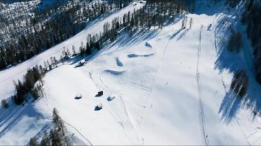 Kışın İsviçre 'nin ünlü Alp kayak merkezinin havadan görünüşü, karla kaplı binalar ve yamaçlar, açık mavi gökyüzü - yukarıdan Alp dağlarının manzarası, Avrupa.