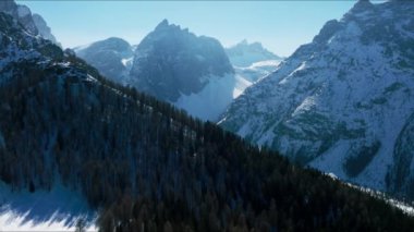 İtalya 'daki güzel Alp dağlarının hava manzarası. San Candido 'daki 3 Zinnen kayak merkezinin yanındaki Dolomite kış dağı. Sihirli Alpler.