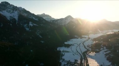 İtalya 'daki San Candido Alp kasabasının hava manzarası. Küçük kayak merkezi kış kasabası.