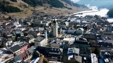 İtalya 'daki San Candido Alp kasabasının hava manzarası. Küçük kayak merkezi kış kasabası.