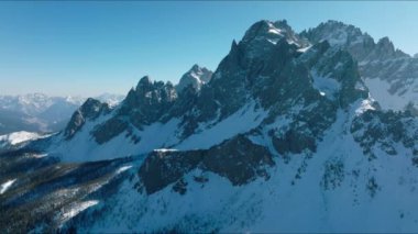 İtalya 'daki güzel Alp dağlarının hava manzarası. San Candido 'daki 3 Zinnen kayak merkezinin yanındaki Dolomite kış dağı. Sihirli Alpler.