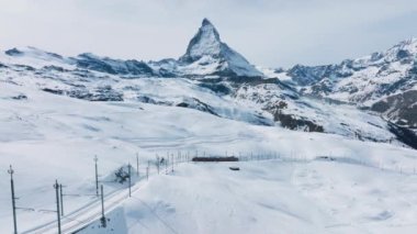 İsviçre güzeli, Gornergrat tren istasyonuna giden bir demiryolu nefes kesici Matterhorn, Zermatt, Valais, İsviçre, Avrupa. İsviçre 'ye giden bir tren..