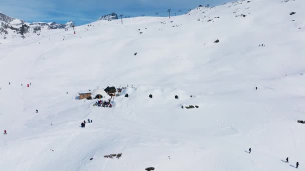 从空中俯瞰位于Gornergrat斜坡上的Iglu Dorf餐厅和酒吧 瑞士Zermatt — 图库视频影像