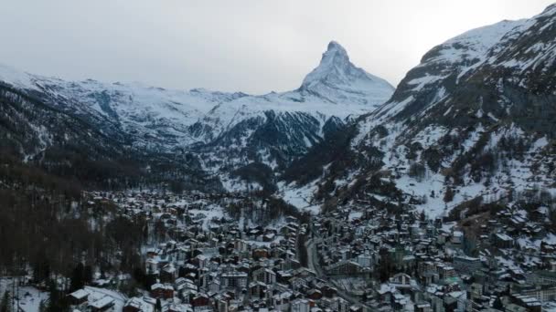 白雪覆盖的马特角山峰景 美丽的雪覆在白茫茫天空中 冬季阿尔卑斯山区 — 图库视频影像