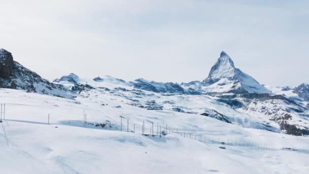 Vista Panorâmica Pico Montanha Matterhorn Coberto Neve Bela Neve Coberto — Vídeo de Stock
