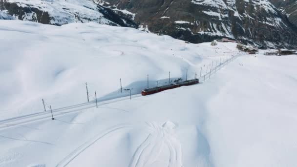 Szwajcarska Uroda Kolej Zębatka Jedzie Stacji Kolejowej Gornergrat Pod Zapierającym — Wideo stockowe