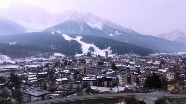 Vista Aérea Cidade Alpina San Candido Itália Pequena Estação Esqui — Vídeo de Stock
