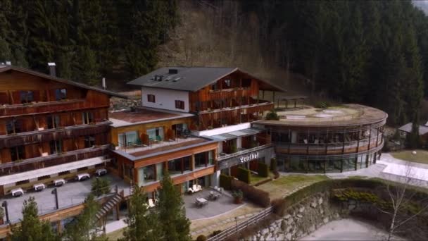 Αεροφωτογραφία Του Πολυτελούς Ξενοδοχείου Στις Άλπεις Όμορφο Ξενοδοχείο Στη Μέση — Αρχείο Βίντεο