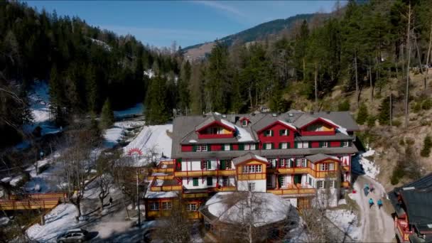 阿尔卑斯山豪华酒店的空中景观 阿尔卑斯山中央的一家漂亮的旅馆 奢侈生活概念 — 图库视频影像