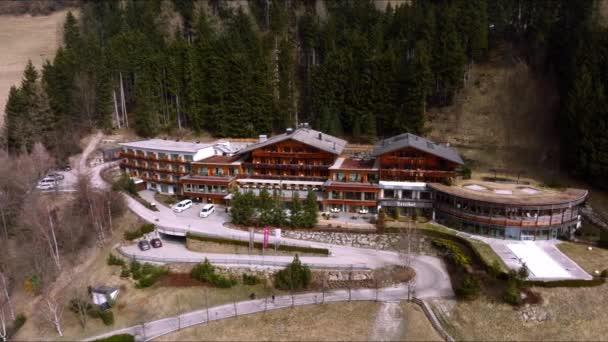 Повітряний Вид Розкішний Готель Альпах Чудовий Готель Посеред Альпійських Гір — стокове відео