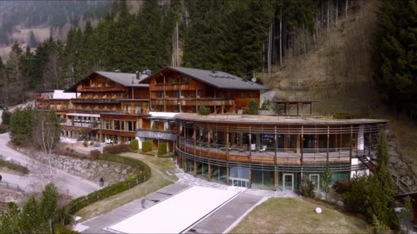 Vista Aérea Del Hotel Lujo Los Alpes Con Hombre Sentado — Vídeo de stock