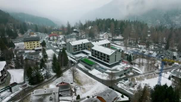 Повітряний Вид Розкішний Готель Альпах Чудовий Готель Посеред Альпійських Гір — стокове відео