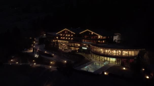阿尔卑斯山豪华酒店的空中景观 阿尔卑斯山中央的一家漂亮的旅馆 奢侈生活概念 — 图库视频影像