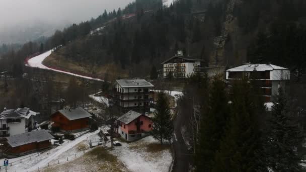 冬季瑞士著名的高山滑雪度假小镇的空中风景 雪地覆盖的建筑物和斜坡 清澈的蓝天 阿尔卑斯山的全景 来自欧洲 — 图库视频影像