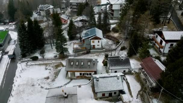 Вид Воздуха Знаменитый Швейцарский Горнолыжный Курорт Зимой Здания Склоны Покрытые — стоковое видео