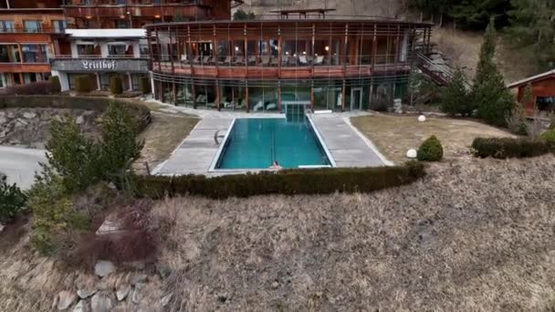 豪华酒店的空中景观 外面有一个无边的游泳池 旁边有一位年轻的女士在休息 — 图库视频影像