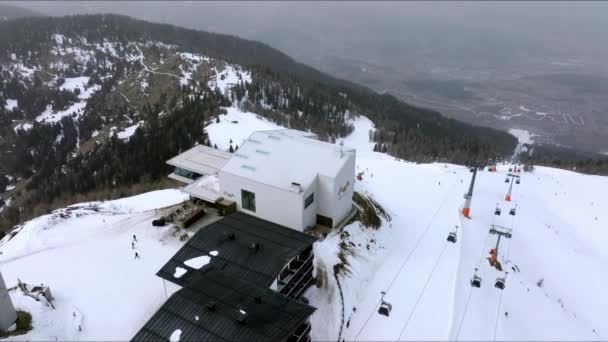Paisaje Estación Esquí Kronplatz Ascensores Esquiadores Anónimos Soleado Día Invierno — Vídeo de stock