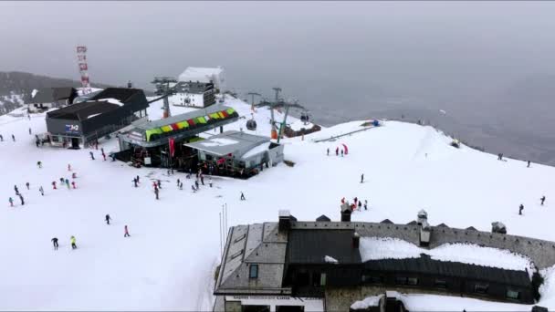 Landschap Van Het Skigebied Kronplatz Liften Anonieme Skiërs Weg Een — Stockvideo