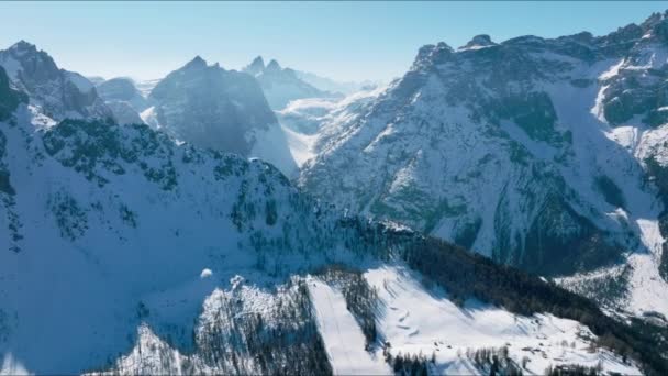 意大利美丽的阿尔卑斯山的空中风景 圣坎迪多津南滑雪胜地附近的白云石冬季山 神奇的阿尔卑斯山 — 图库视频影像