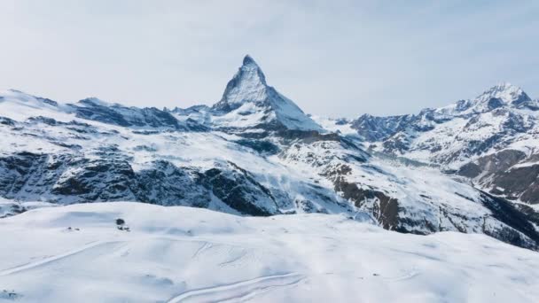 白雪覆盖的马特角山峰景 美丽的雪覆在白茫茫天空中 冬季阿尔卑斯山区 — 图库视频影像