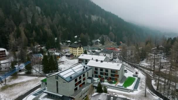 阿尔卑斯山豪华酒店的空中景观 阿尔卑斯山中央的一家漂亮的旅馆 奢侈生活概念 — 图库视频影像