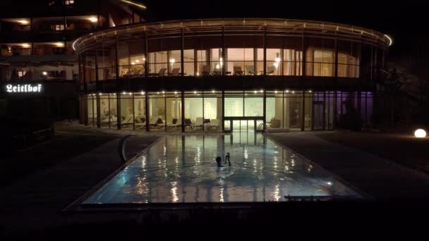 Vista Noturna Piscina Exterior Hotel Luxo Alpes Pessoas Nadar Nos — Vídeo de Stock