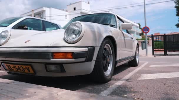 Винтажный Porsche 911 Припаркован Улице Классический Жилой Район Белом Автомобиле — стоковое видео