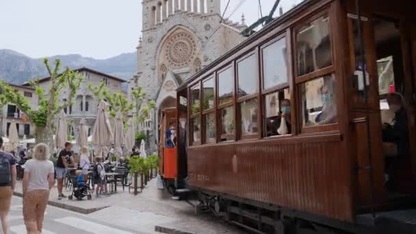 Turistas Olhando Para Famoso Eléctrico Que Move Trilhos Ferroviários Tradicional — Vídeo de Stock