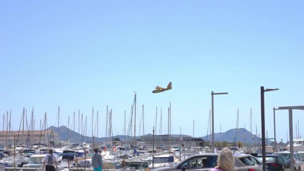 スペイン空軍からのカナダ航空Cl 215は スペインのマヨルカ島ポレンサ湾からの定期的な消防訓練任務に参加しました — ストック動画