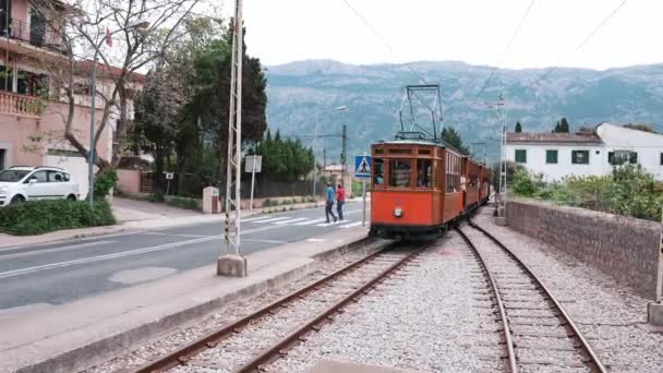 Turistas Olhando Para Famoso Eléctrico Que Move Trilhos Ferroviários Tradicional — Vídeo de Stock