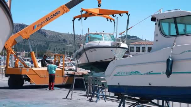 Gele Kraan Hijsen Zeilboot Bij Haven Werknemers Die Zware Machines — Stockvideo