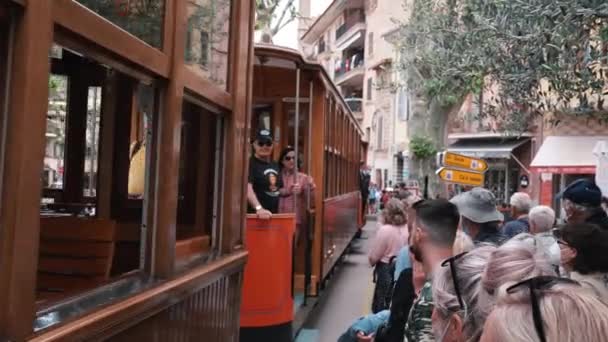 Turistas Olhando Para Famoso Eléctrico Que Move Trilhos Ferroviários Tradicional — Vídeo de Stock