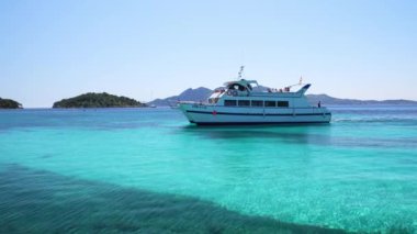 Açık mavi gökyüzüne karşı güzel bir okyanusta yelken açan yat ya da sürat teknesi. Akdeniz 'de seyahat eden bir tekne. Palma 'da yaz tatili boyunca manzaralı yatlar.