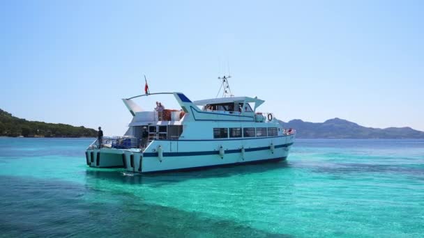 Jacht Speedboot Zeilen Een Prachtige Oceaan Tegen Helderblauwe Lucht Boot — Stockvideo