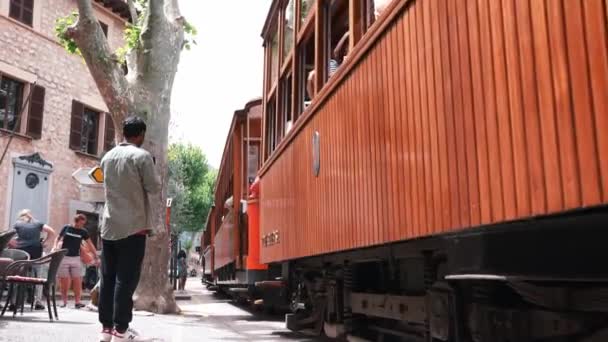 Turyści Patrzą Słynny Tramwaj Jadący Torach Kolejowych Tradycyjny Zabytkowy Pociąg — Wideo stockowe