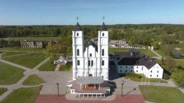 Letonya, Aglona 'daki beyaz Chatolic Kilisesi Bazilikası' nın güzel hava manzarası. Letonya Aglona 'daki Bazilika.