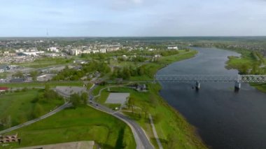 Letonya, Latgale 'de güzel bir yaz gününde Daugavpils şehri ve Daugava nehrinin güzel panoramik görüntüsü.