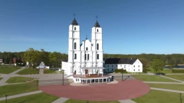 Letonya, Aglona 'daki beyaz Chatolic Kilisesi Bazilikası' nın güzel hava manzarası. Letonya Aglona 'daki Bazilika.