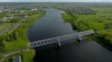 Letonya, Latgale 'de güzel bir yaz gününde Daugavpils şehri ve Daugava nehrinin güzel panoramik görüntüsü.
