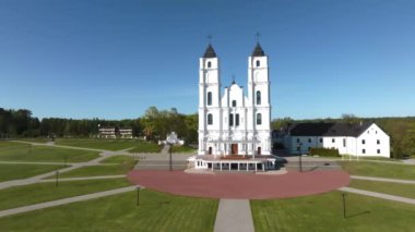 Letonya, Aglona 'daki beyaz Chatolic Kilisesi Bazilikası' nın güzel hava manzarası. Letonya Aglona 'daki Bazilika.