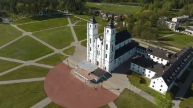 Letonya, Aglona 'daki beyaz Chatolic Kilisesi Bazilikası' nın güzel hava manzarası. Letonya Aglona 'daki Bazilika.