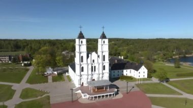 Letonya, Aglona 'daki beyaz Chatolic Kilisesi Bazilikası' nın güzel hava manzarası. Letonya Aglona 'daki Bazilika.