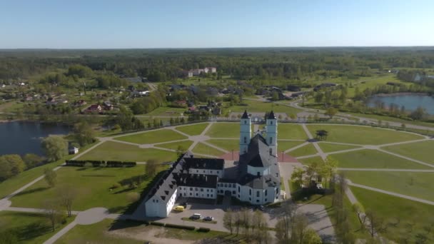 Όμορφη Αεροφωτογραφία Της Λευκής Βασιλικής Της Εκκλησίας Του Χατολικού Στη — Αρχείο Βίντεο