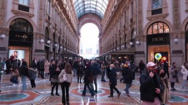 Galleria Vittorio Emanuele II, Milano 'nun en popüler alışveriş merkezlerinden biri..