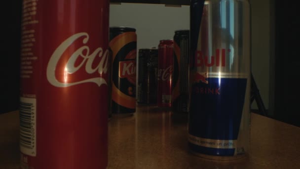 Zblízka Makro Snímek Nápojů Stole Jako Cola Red Bull Kamera — Stock video