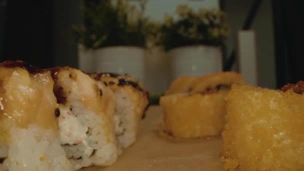 テーブルの上に横たわる寿司のマクロビューを閉じます 寿司の近くのカメラマクロショット — ストック動画