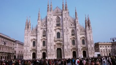 Katedral Duomo di Milano ve Vittorio Emanuele, güneşli sabahlarda Square Piazza Duomo 'daki galeri, Milano, İtalya.