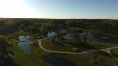 Christ the King Hill Heykel Parkı, Aglona, Letonya. Tanrı 'nın anısına ahşap heykellerden yapılmış güzel bir doğa parkı..